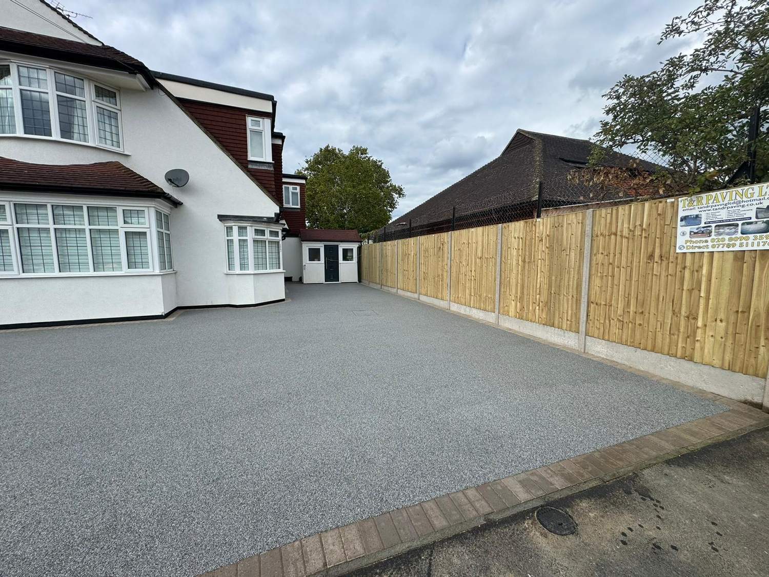 A resin driveway and new fencing by T & R Paving